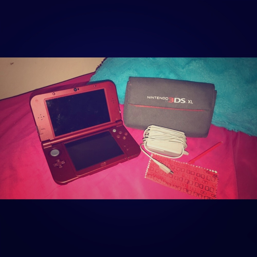 Come with stylist,screen cleaner,charger,case!!